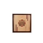 Falikép fából, ornamentikus mintával, világos háttérrel