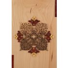 Falikép fából, ornamentikus mintával, világos háttérrel