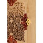 Falikép fából, ornamentikus mintával, világos háttérrel